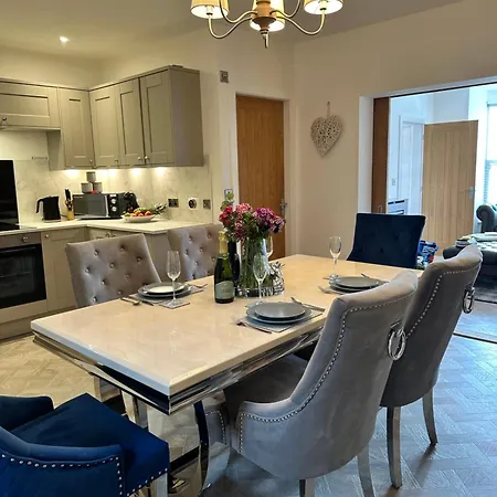 Апартаменты Luxury Pet-friendly 2 Bed Retreat In With Copper Roll-top Bath & Sun Terrace