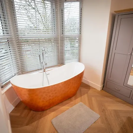Luxury Pet-friendly 2 Bed Retreat In With Copper Roll-top Bath & Sun Terrace Апартаменты *