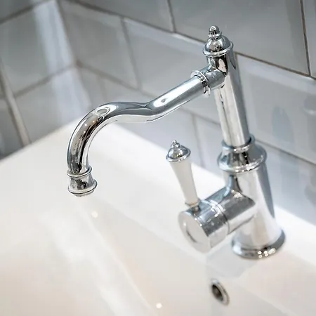 Апартаменты Luxury Pet-friendly 2 Bed Retreat In With Copper Roll-top Bath & Sun Terrace