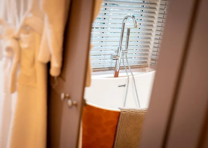 Luxury Pet-friendly 2 Bed Retreat In With Copper Roll-top Bath & Sun Terrace Bowness-on-Windermere