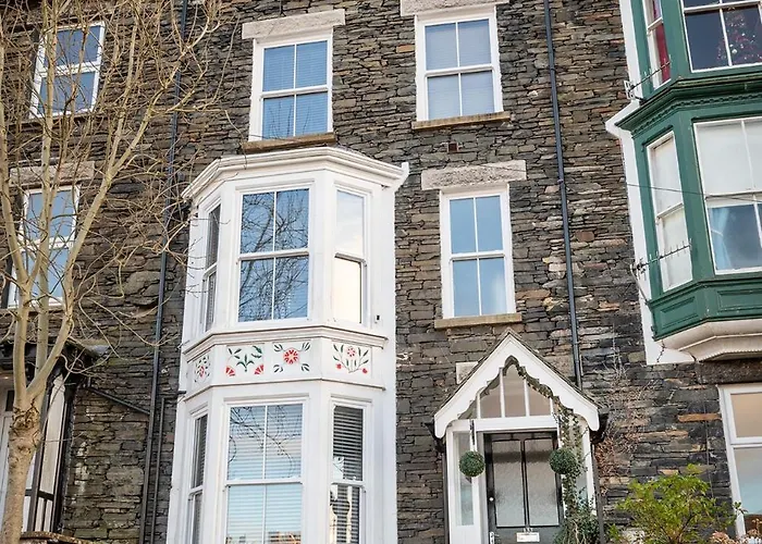 Luxury Pet-friendly 2 Bed Retreat In With Copper Roll-top Bath & Sun Terrace Bowness-on-Windermere