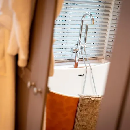 Luxury Pet-friendly 2 Bed Retreat In With Copper Roll-top Bath & Sun Terrace Bowness-on-Windermere