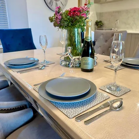 Luxury Pet-friendly 2 Bed Retreat In With Copper Roll-top Bath & Sun Terrace * Bowness-on-Windermere